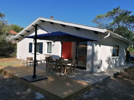 Beautiful fully renovated villa, cycle track 50 m'away, beach 2 mins away, 4 bedrooms.