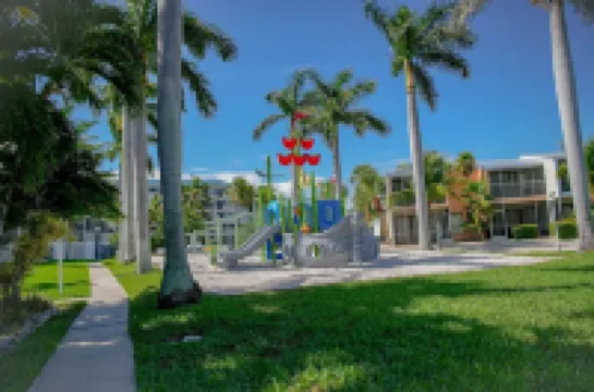 Overlooking the Lagoon and Pool Includes Use of Golf Cart & 2 Kayaks