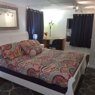 Beach/Pier/Restaurants/Shopping/Outstanding Location...100yards to All! Parking Hotels near Public Beach Access - 8th St E