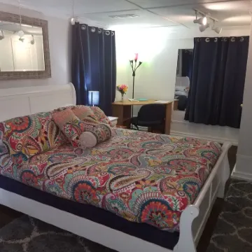 Beach/Pier/Restaurants/Shopping/Outstanding Location...100yards to All! Parking