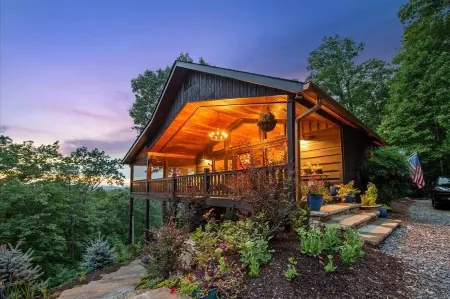 2 Master Suites w/view, Hot Tub, Media & game room, 5 minutes to downtown!