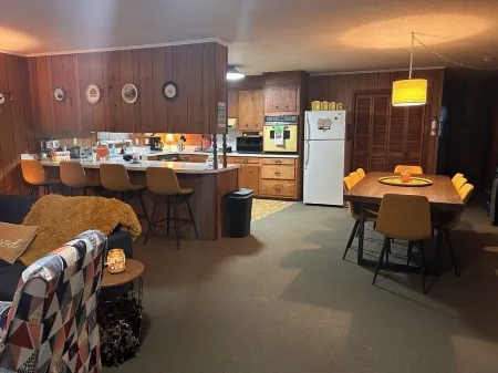 The Bunkhouse at St Julien - Vintage Waterfront Lake House