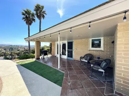 Fallbrook’s Guest-Pool House : An Old Hollywood Stars Escape