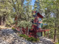 New! Rustic & cozy cabin w/pool table, deck, garage, dog friendly!