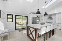 Completely Redone Private Modern Beauty-5 minutes to Dune Road Beaches