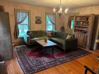 Charming 3-bedroom farmhouse in welcoming Skaneateles, short walk to village. Hotels in Skaneateles