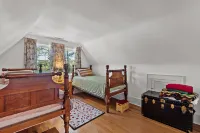 Inviting Waterfront Cottage on Cedar Creek