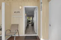 Destin Studio Condo, Completely Remodeled, Full Kitchen, Patio, Steps to Beach