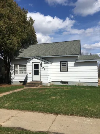 Cozy 2BR Mid Modern home in the Heart of Chisholm MN, homey, vintage stay. Отели в г. Чизолм