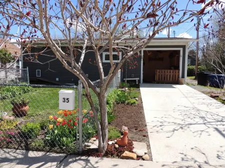 Modern Two Bedroom House Six Blocks from Main Street Sheridan King & Queen Beds Отели в г. Шеридан