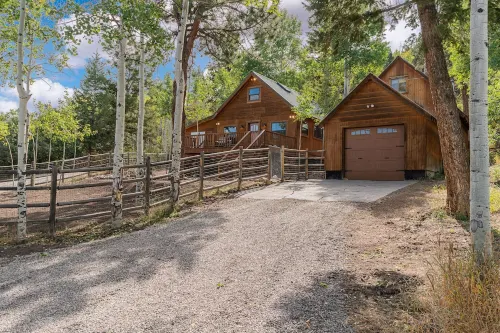 Rustic Cabin, Amazing  Views of the Mountains, with sled hill - STR 2022-092