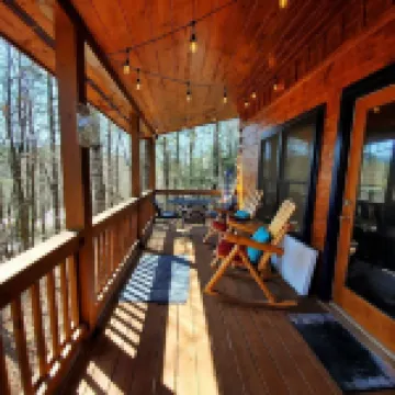 The Treehouse Retreat - Hot Tub & Fireplace.  Pet Friendly!