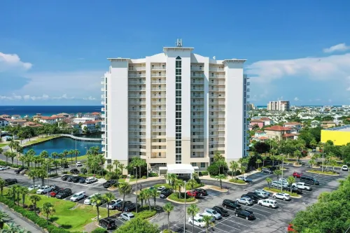Spacious Condo @ Excellent Location with Private Beach and Amazing Pools!