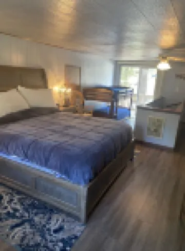 Riverfront Cabin on Hamilton Branch · Lake Almanor / Pet-Friendly