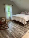 Cozy farmhouse family friendly with fire pit and grill, within hour to Keeneland