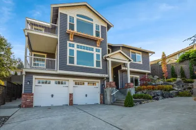 Luxury Martha Lake View Home w/Hot Tub Hotels near Seattle Premium Outlets