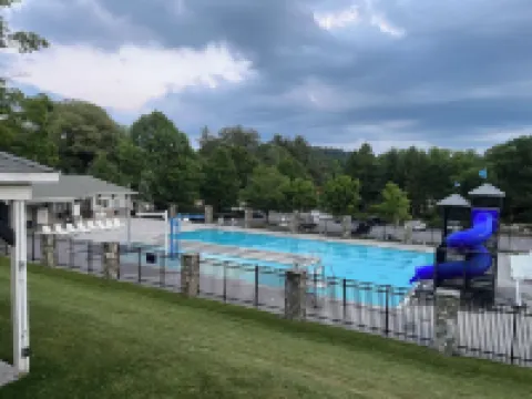 Respite in Royal Oaks Downtown Blowing Rock, by Main St pets ok 2BD 2BA #3521423