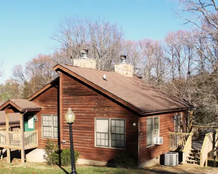 Minutes to Giant City - SIU - Shawnee Winetrail - Shawnee Forest - Wi-Fi Hotels in Makanda