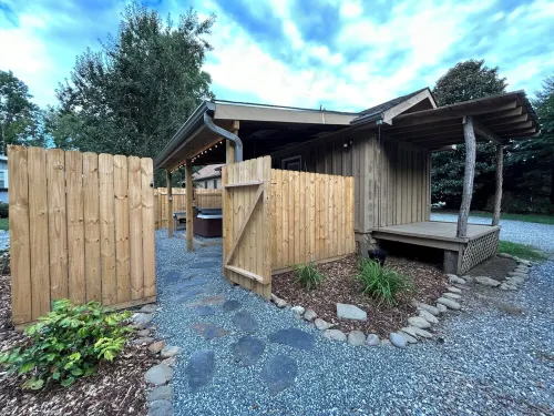 Cozy Retreat. Hot Tub. Close to Town, Deep Creek, and National Park Entrance.