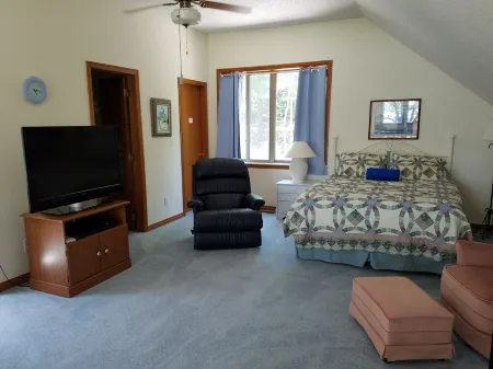 Avery Acres-Lakefront/Lakeview with lots of Wildlife - Easy Walk to Water