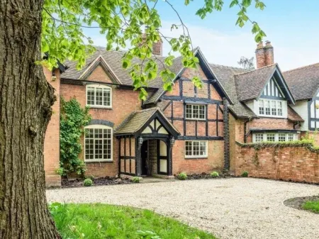 Recently refurbished large country house Отели рядом с достопримечательностью «Warwick Racecourse»