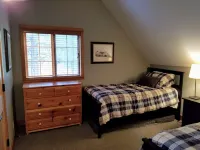 2 Bedroom Dog Friendly Cabin in Sunriver. 6 Sharc Passes Included. Hotels in Deschutes County