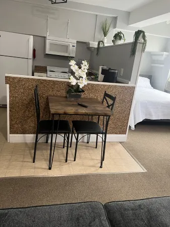 Historic Downtown Studio Steps from Eateries & Wvu Отели в г. Моргантаун