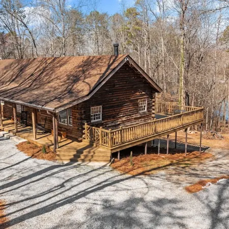 Log Cabin with Big Deck Energy on Lake Lanier, fire pit and lake access