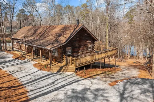 Log Cabin with Big Deck Energy on Lake Lanier, fire pit and lake access