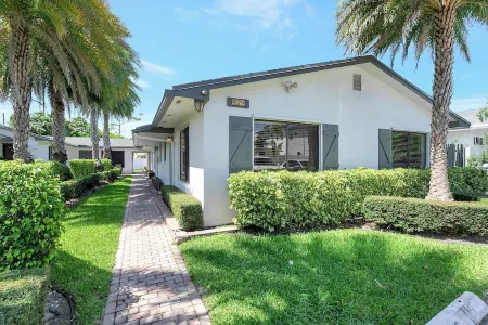 SPACIOUS 2bd, washer/dryer, private patio, grill