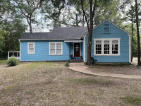 Blue Oak Haven in the heart of Lufkin, TX is stylish, updated, and roomy.