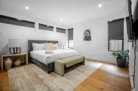 NEW Modern Clean&Cozy Villa in Design District with Pool Table, Ping-Pong, Pool & More!