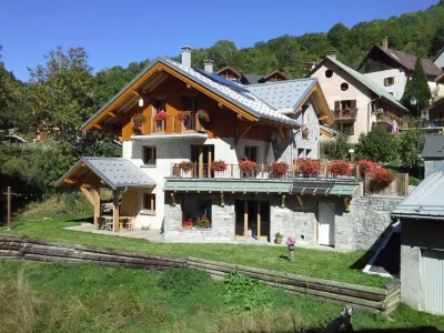 Individual chalet 130 M2 10 Pers. south-facing 4 bedrooms 400 M from RM and ESF Hotels near Galibier-Thabor