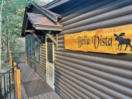 Remodeled vintage cabins! 31 day stay minimum. Longs Peak view! Sleeps 10. Отели рядом с достопримечательностью «Гоблинс Форест»