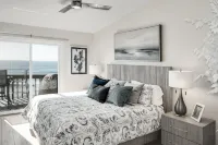 Oceanfront Designer Condo - Private Beach, Unobstructed Views, AC Hotel dekat Buena Vista Audubon Society & Nature Center