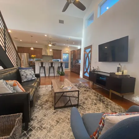 Lovely, Bright Modern House, Short Walk to Main Street, Private Pool!
