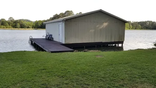 Keepin' It Reel. 4 Br Waterfront Home with 2 Slip Boathouse/EV CHG/Tankless WH! - 3つ星