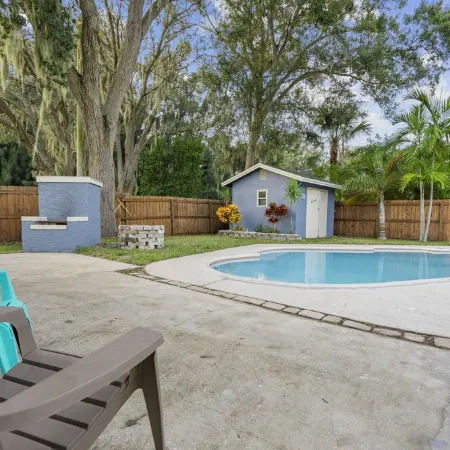 ENTIRE Home, POOL, LANAI/PORCH, Private BAR, MINUTES to Beach, FULLY STOCKED!!