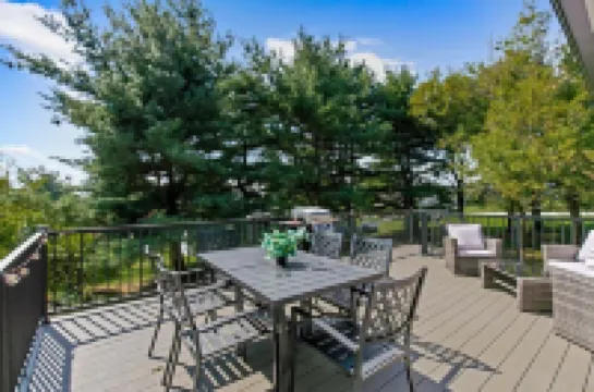 Fenced In Back Yard - Hot tub - King Bed