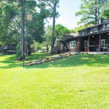 Cozy Log Cabin - Lakefront 2 Boat Lifts 2 Jet Ski Lift FirePit 1Gig WiFi Отели в г. Ливингстон