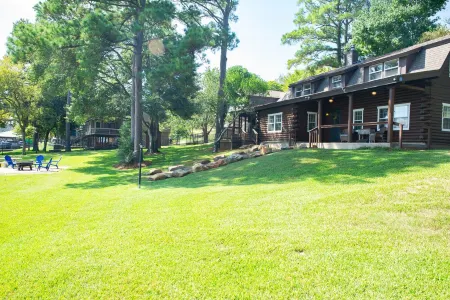 Cozy Log Cabin - Lakefront 2 Boat Lifts 2 Jet Ski Lift FirePit 1Gig WiFi