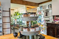 Urban Nest. Luxe Loft Downtown Butler. Walk to dining and Shopping.