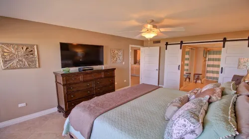 Beachfront - 3 blocks to city center - walking distance to restaraunts