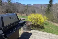 Off Grid Mountain Farmhouse with amazing views, soaking tub, seclusion, internet