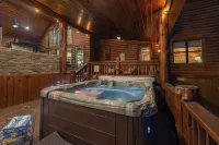 Great family cabin! Huge deck! Creek! Mini cabin! Lots of amenities!