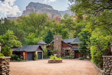 Creekside Chateau,patio overlooks Oak Creek, with steps directly to the water Отели рядом с достопримечательностью «Парк штата Слайд Рок»