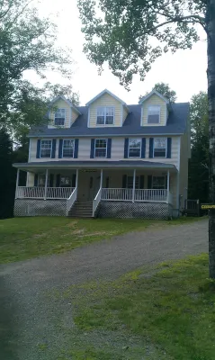 Large private luxury home with outdoor hot tub 랭글리 호텔