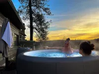 Sunset Ridge, Near Downtown, Hot tub, Outdoor Living, all with Panoramic View, 스포캔 호텔
