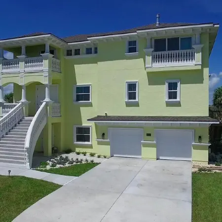 400ft to private beach. Riverfront,dock,pool,kayaks Elevator, 1.6 acres