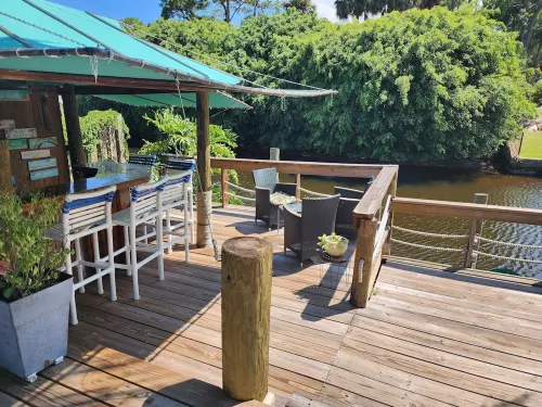 Heated Pool, Hot Tub & private Tiki bar